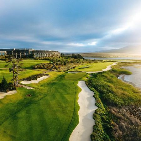 Arabella Hotel, Golf And Spa Hermanus Exteriör bild Aerial view of the 18th hole at the Links at Spanish Bay
