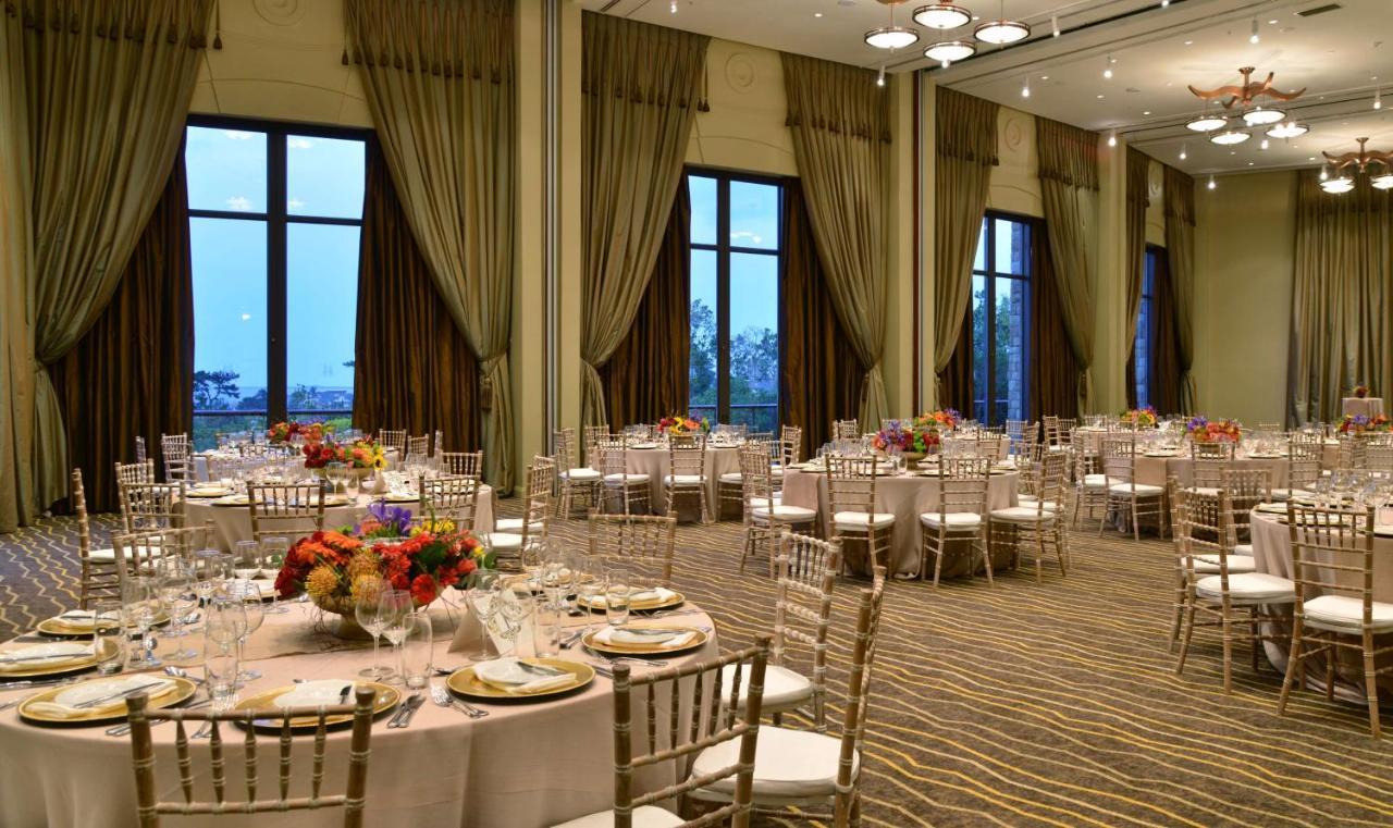 Arabella Hotel, Golf And Spa Hermanus Exteriör bild The ballroom at the Four Seasons Hotel