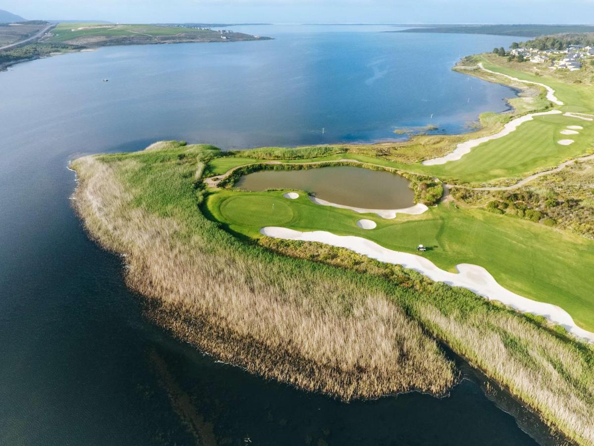 Arabella Hotel, Golf And Spa Hermanus Exteriör bild Aerial view of the 17th hole at the Old Head Golf Links
