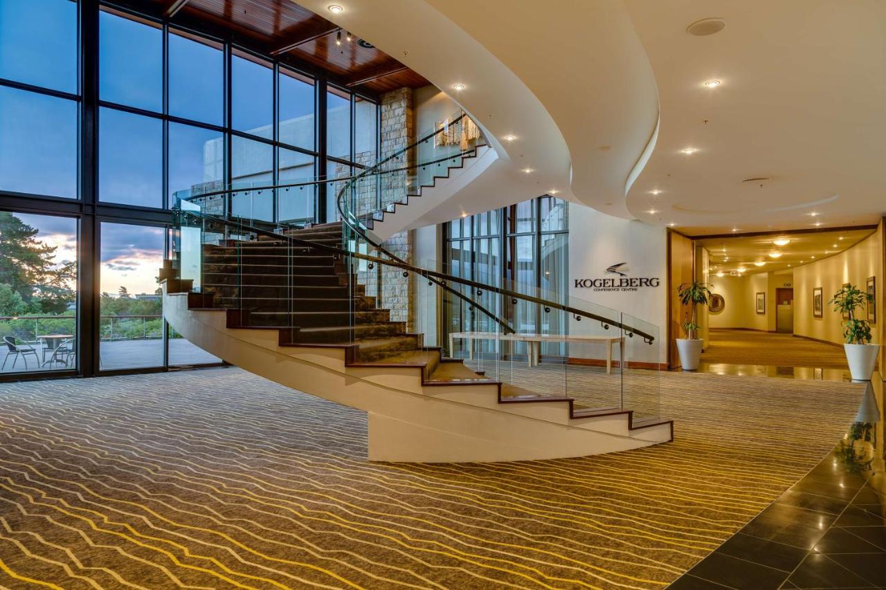 Arabella Hotel, Golf And Spa Hermanus Exteriör bild The lobby of the hotel