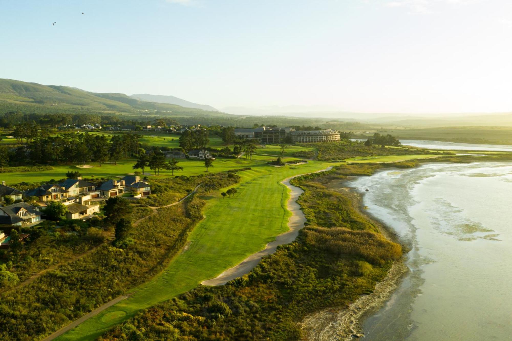 Arabella Hotel, Golf And Spa Hermanus Exteriör bild Aerial view of the 18th hole at the Links at Spanish Bay