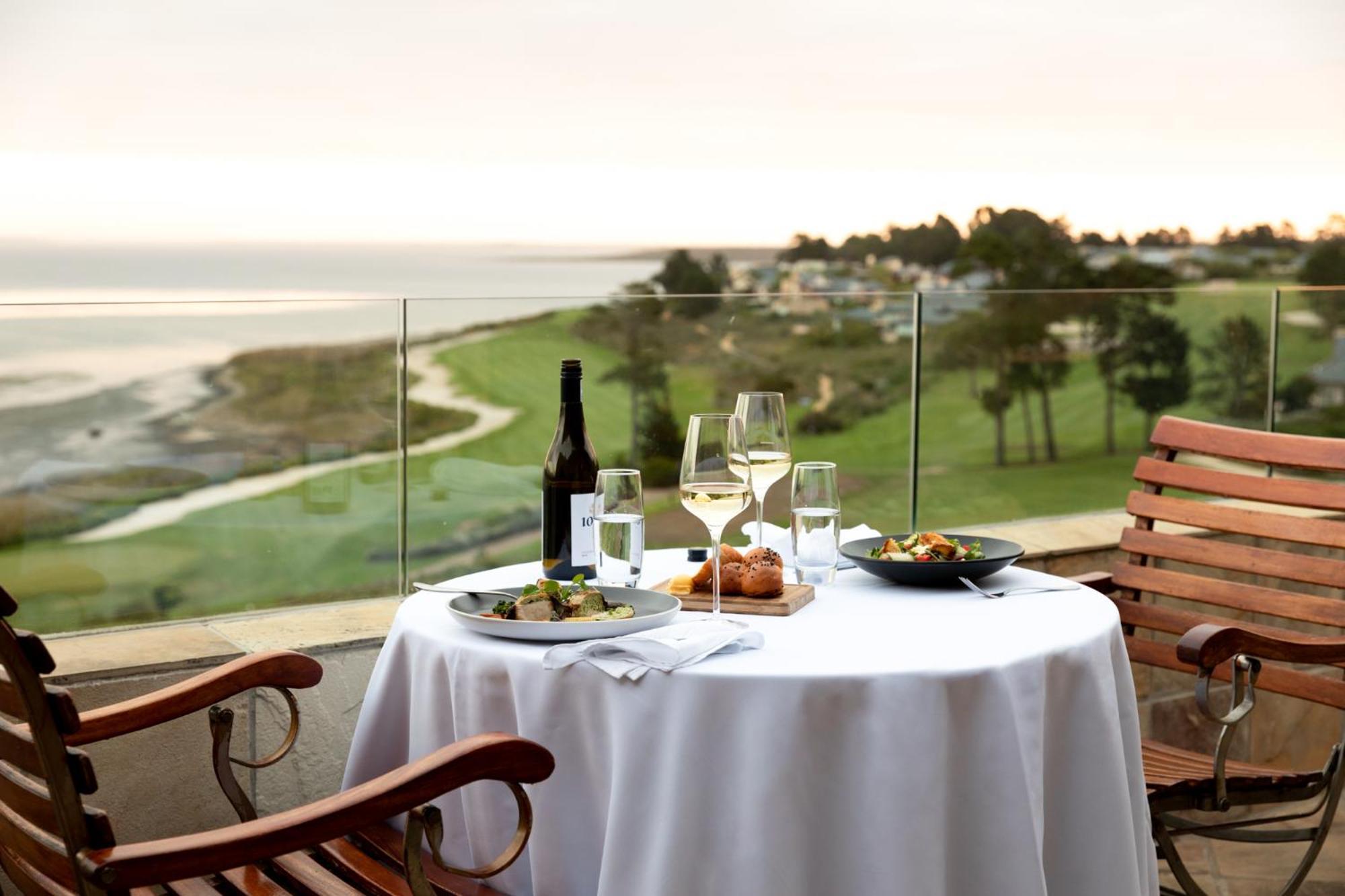 Arabella Hotel, Golf And Spa Hermanus Exteriör bild A view of the 18th green at the Links at Spanish Bay