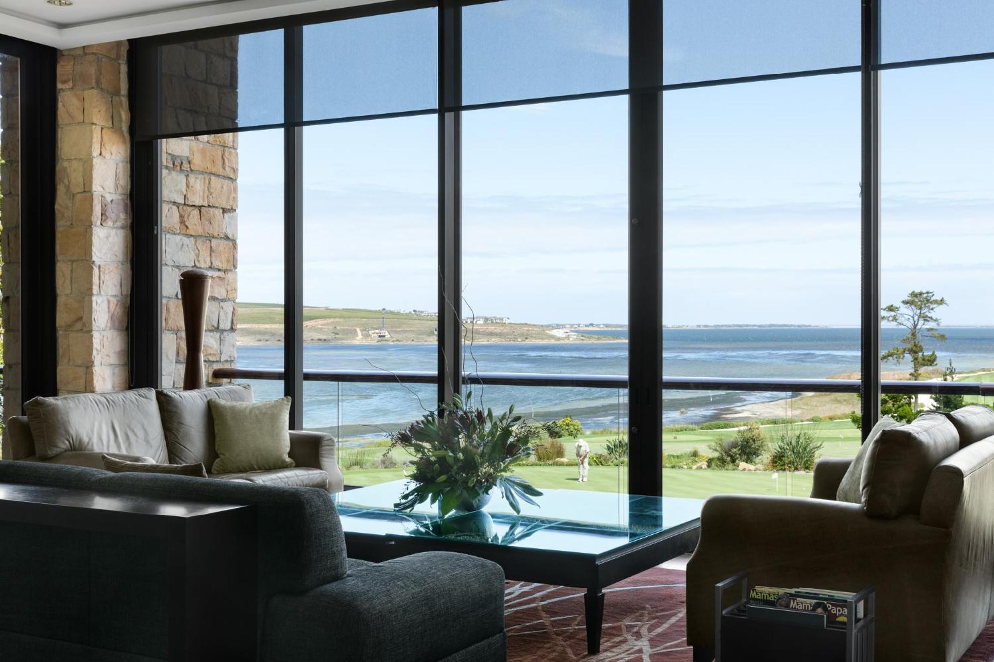 Arabella Hotel, Golf And Spa Hermanus Exteriör bild The interior of the clubhouse