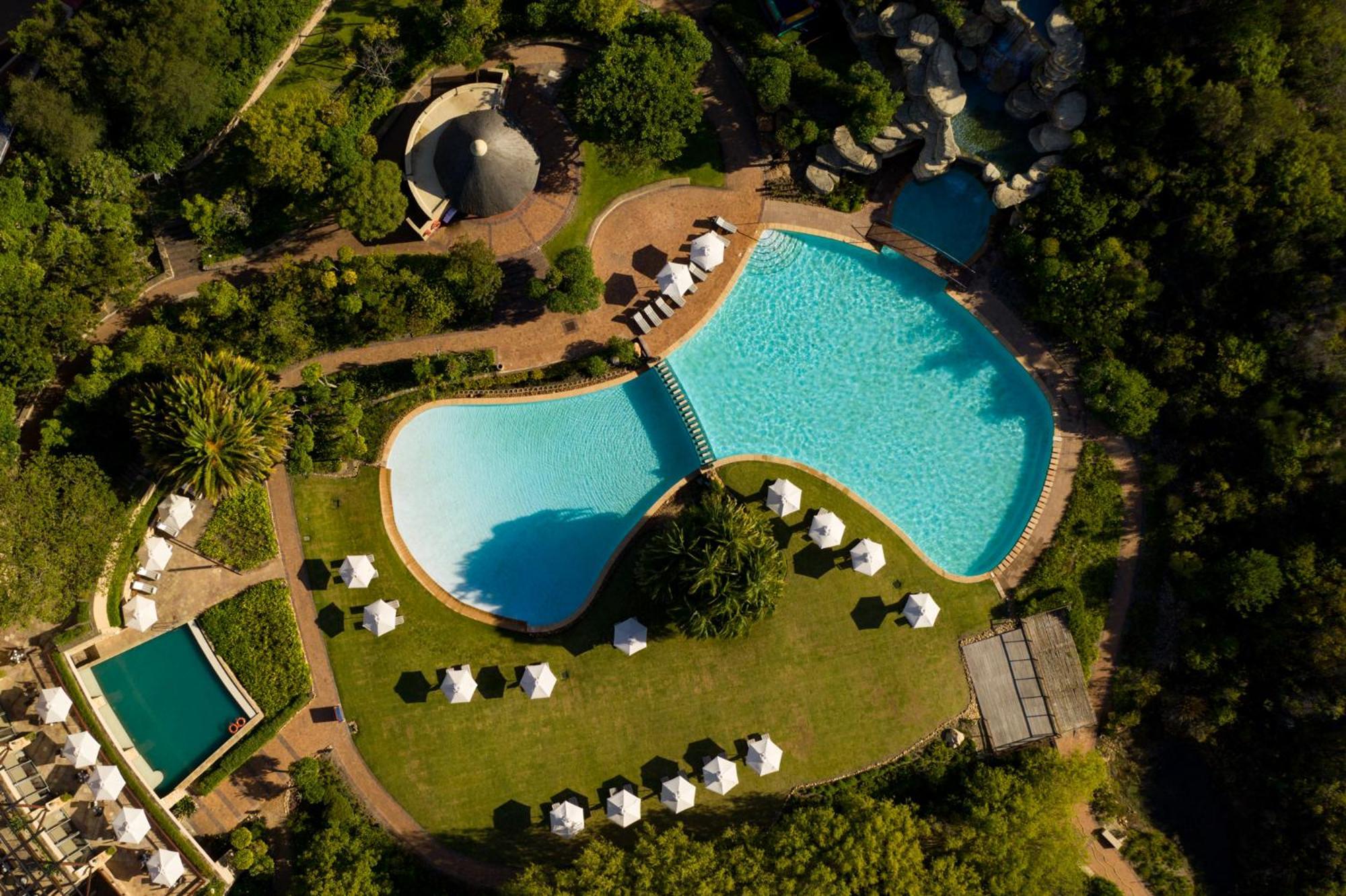 Arabella Hotel, Golf And Spa Hermanus Exteriör bild Aerial view of the pool at the hotel