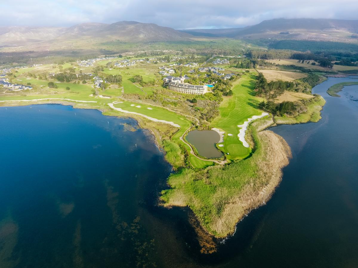 Arabella Hotel, Golf And Spa Hermanus Exteriör bild Aerial view of the golf course