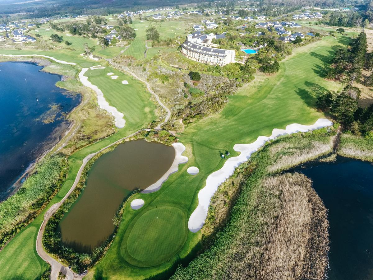 Arabella Hotel, Golf And Spa Hermanus Exteriör bild Aerial view of the 18th hole at the 2016 U.S. Open